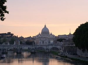 Vaticaan gezien vanover de Tiber (Bron: wikimedie commons)